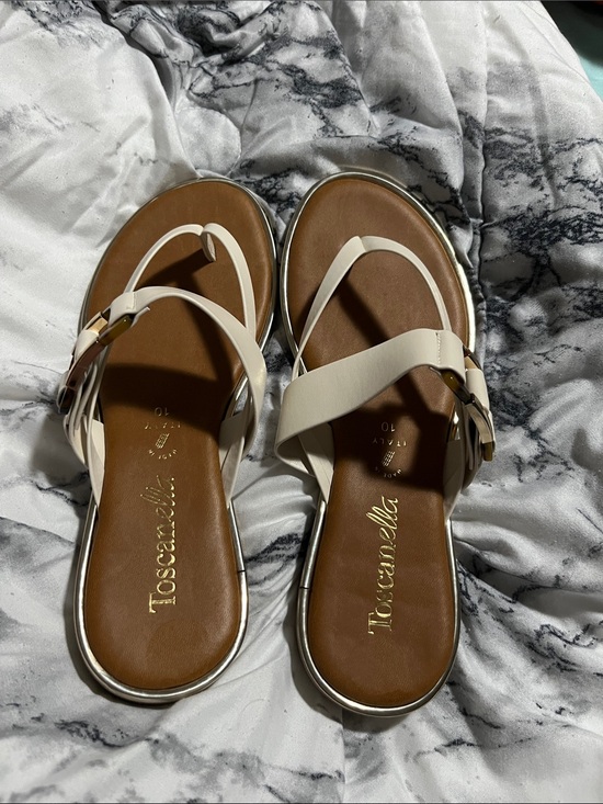 Toscanella Shoes - Toscanella Cream Leather Toe-Loop Buckle Sandals